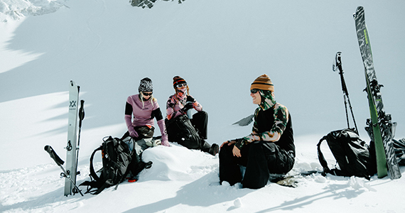 Gruppe macht im Schnee Pause