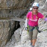 Die meisten Klettersteige rund um die Drei Zinnen verlaufen oft fast waagrecht auf in den Stein gesprengten Felsb&auml;ndern. | Foto: Monika Huber