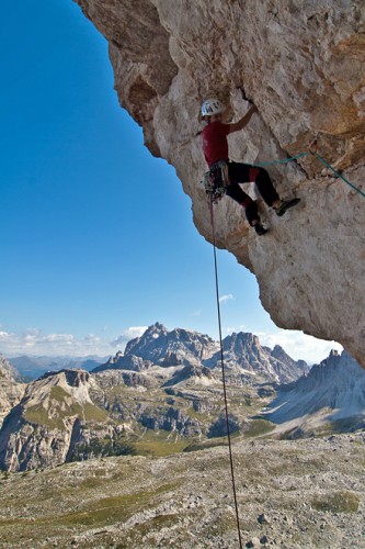 Ein Kletterer in der zweiten Dachlänge "Schweizerführe" an der westlichen Zinne.