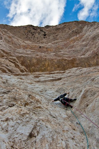 Kletterer am Fels unterhalb des Baur-Dachs an der Westlichen Zinne.