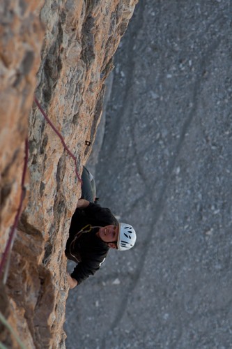Ein Kletterer in der Phantom-Route an den Drei Zinnen.