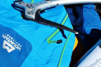 Das Mountain Equipment Lhotse Jacket ist durch die GORE-TEX&reg; Pro Membran extrem strapazierf&auml;hig und atmungsaktiv | Foto: Axel Grusser