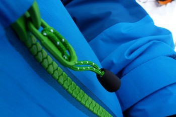 Die wasserabweisenden Aquaguard-Rei&szlig;verschl&uuml;sse mit integriertem Abfluss lassen keinen Tropfen durch | Foto: Axel Grusser