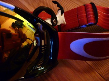 Der einfach bedienbare Verschlussriegel der Oakley Airbrake in ge&ouml;ffnetem Zustand. | Foto: Valentin Sauer