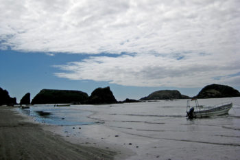 Inseln und ein Boot im Meer