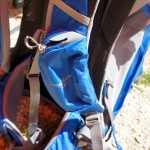 Am Schultergurt schluckt eine kleine Reißverschlusstasche Handy, Kompaktkamera oder Müsliriegel.