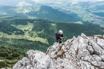 Der Klettersteig auf den Hochstaufen ist verhältnismäßig lang und schwierig. | Foto: Thomas Kujat/BGLT