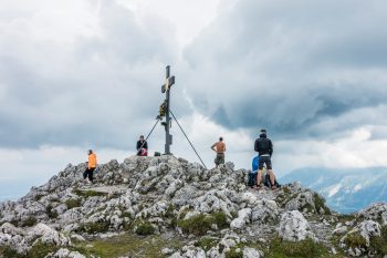 Durch die beeindruckenden Nordabstürze führt der Steig fast bis zum Gipfel des Hochstaufen. | Foto: Thomas Kujat/BGLT