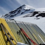 Beim Aufstieg zum Vulkan Lanín sind rund 2.600 Höhenmeter zu überwinden. Eine Übernachtung in einer der Biwakschachteln auf halber Strecke empfiehlt sich daher. | Foto: Lea Hartl