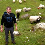 Heinz Brog k&uuml;mmert sich nebenberuflich um den Schafwollbetrieb und verarbeitet als Kardmeister seine Wolle selbst.