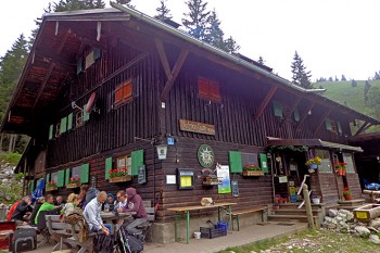 Eine Übernachtung auf der Buchsteinhütte (1.260 Meter) teilt diese MTB-Tour vom Tegernsee zum Fuße des Ross- und Buchsteins in zwei gemütliche Etappen auf. | Foto: Anke Hoffmann