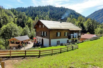 Mit dem Mountainbike von Kreuth zur Moni-Alm. An der Erzherzog-Johann-Klause angekommen befindet man sich bereits in Österreich und kann Tiroler Spezialitäten genießen. | Foto: Anke Hoffmann