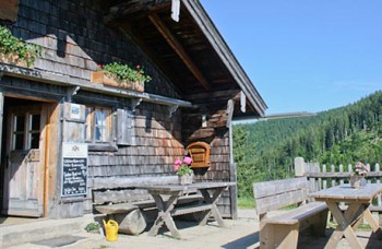 Urige Einkehrmöglichkeiten wie hier auf der Kreuzbergalm gibt es bei den hier vorgestellten MTB-Touren in der Region um den Tegernsee mehr als genug. Über die Öffnungszeiten und Ruhetage sollte man sich jedoch vorher informieren. | Foto: Anke Hoffmann