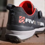 Die Fersenschlaufe erleichtert Ein- und Ausstieg. | Foto: Peter Fobe