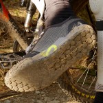 Die zweigeteilte Sohle sorgt für guten Grip auf den Pedalen, aber auch wenn man abgestiegen ist. | Foto: V. Sauer