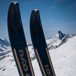 Mutet eher wie ein Sportwagen an - das Finish der Carbonoberfläche passt aber auch gut in die Schneehänge. | Foto: Bernd Hassmann