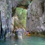 Die abwechlungsreiche Kajak-Tour auf dem Meer f&uuml;hrt durch einen Canyon und zahlreiche sch&ouml;ne Buchten. | Foto: K. Schuchardt