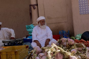 Auf dem Souq in Nizwa, frischer Knoblauch aus freundlichen H&auml;ndlerh&auml;nden. | Foto: Benny Trautmann