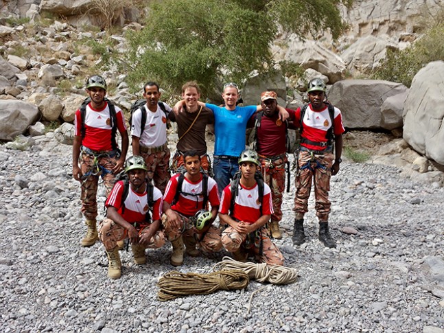 Herzlichkeit und Gastfreundschaft &uuml;berall, hier mit Benny und Andi und dem Pendant zu den deutschen Gebirgsj&auml;gern - das sind alle die es gibt im Oman. | Foto: Mahmud