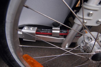 Stufenlos und einfach lässt sich die Federung des Thule Chariot Cougar 2 an das Gewicht der Zuladung anpassen. | Foto: Hackinger