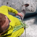 Verstellbare &Auml;rmelb&uuml;ndchen, seitliche Eingrifftaschen, verstellbare Kapuze mit Schirm ... - kurz: eine gut durchdachte Isolationsjacke. | Foto: Patrick Ribis