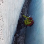 Auch den rauhen Bedingungen einer Spaltenbergungs&uuml;bung widersteht die Isoaltionsjacke. | Foto: Patrick Ribis