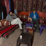 Im Wohnzimmer einer Familie im Wadi Rum. | Foto: Michael Seidl
