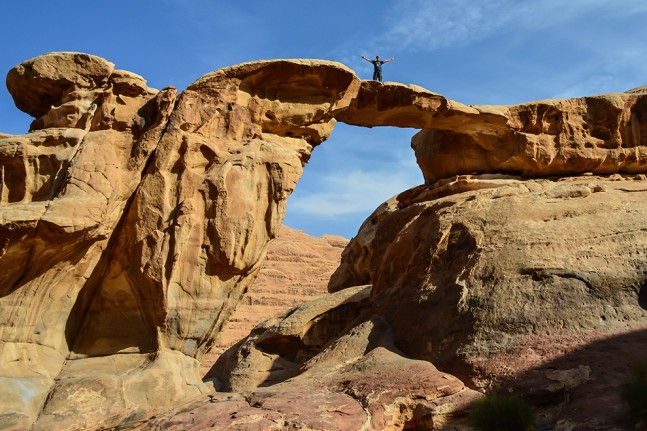 "The Bridge" ist wohl eine der bekanntesten Felsformationen in Jordaniens Sand- und Steinlandschaft Wadi Rum. Wer schwindelfrei ist, erklimmt den imposanten Felsen für ein unvergessliches Foto und einen ebenso unvergesslichen Blick über die Weite des Talsystems. | Foto: Miriam Brandt