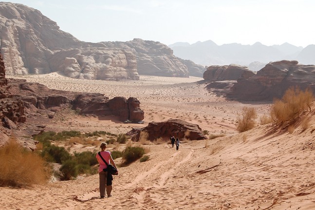 Zwiebeltechnik und Funktionskleidung empfehlen sich für eine Tour durch das Wadi Rum auf jeden Fall. Mal führt der Weg ein Stückchen zu Fuß in brennender Hitze, mal ein paar Kilometer mit dem offenen Jeep bei sehr frischem Wind… | Foto: Andy Lorenz