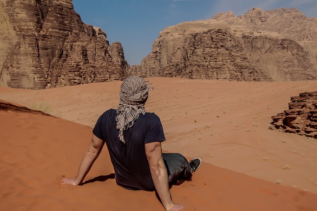 Zeit für eine Pause im Wadi Rum. Ruhe, Sonne, Sand und rotes Panorama. | Foto: Miriam Brandt