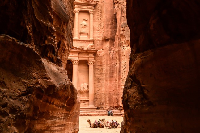 Um die Sehenswürdigkeiten der Felsenstadt Petra zu erreichen, gibt es nur einen Weg: den durch die 1,5 Kilometer lange Schlucht, den "Siq". Nicht enden wollend schlängelt er sich durch hoch aufstrebende Felswände, Kurve um Kurve, bis sich ganz plötzlich und unerwartet die Fassade der imposanten Schatzkammer Petras an seinem Ende auftut. Ein echter Gänsehautmoment! | Foto: Miriam Brandt