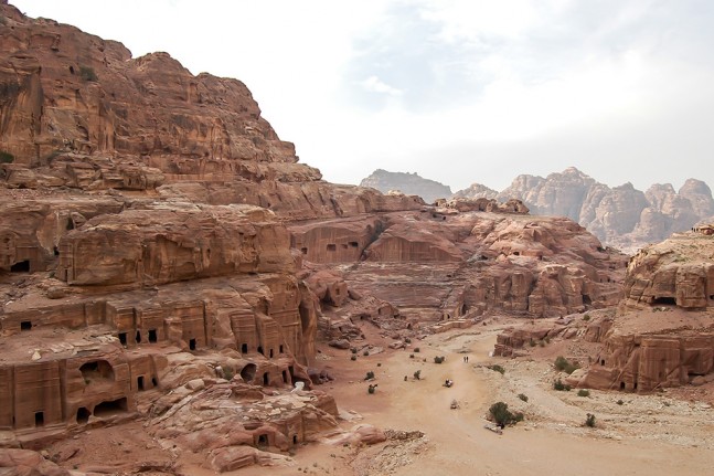 Petra eignet sich hervorragend zum Wandern. Überall gibt es Stufen und Wege zu erklimmen und erkunden - immer mit unvergesslichen Ausblicken. Wer genug Zeit mitbringt, nutzt einen Tag für die Sehenswürdigkeiten und einen weiteren nur zum Wandern und Entdecken der zahlreichen verborgenen Schönheiten der Gegend. | Foto: Andy Lorenz