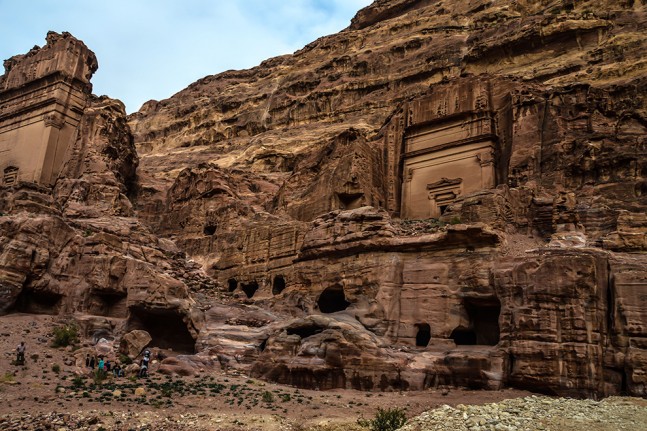 Wo man auch hinschaut, überall finden sich - Kunstwerken gleich - Grabanlagen und Höhlenwohnungen. | Foto: Miriam Brandt