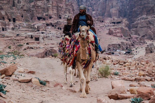 Feierabend. Wenn die Dämmerung einsetzt, verlassen die Kamelbesitzer allmählich ihre angestammten Plätze und machen sich auf den Heimweg. | Foto: Andy Lorenz