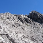 Nun noch über den Grat und in Richtung Gipfel, das Kreuz blitzt uns schon entgegen. | Foto: Julia Gebauer