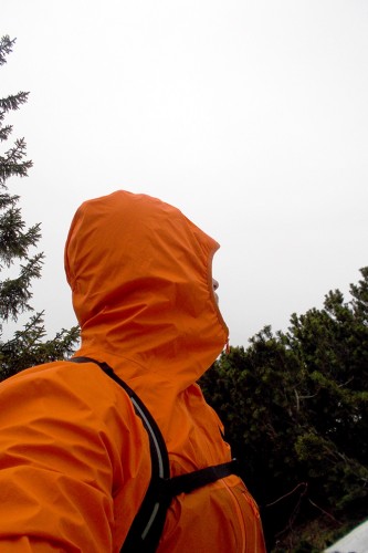 Dynafit spart überall Gewicht: Die Kapuze der Transalper ist nicht verstellbar. | Foto: Marco Weingartner