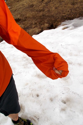 Die Ärmel des Leichtgewichts sind lang geschnitten und bieten optimalen Wetterschutz. | Foto: Marco Weingartner