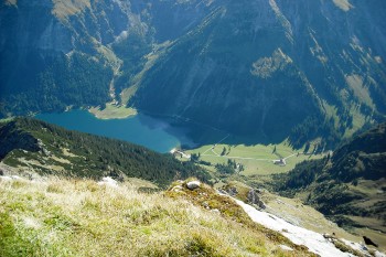 Über steile Alpwiesen geht es hinab ins Tannheimer Tal. Unten sieht man schon die Vilsalpe. | Foto: Julia Gebauer