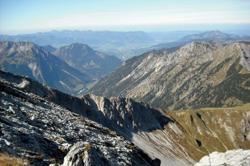 In der anderen Richtung sehen wir das Hintersteiner Tal, ganz im Hintergrund die Nagelfluhkette. | Foto: Julia Gebauer
