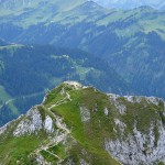Bergtour im Tannheimer Tal: Der Blick vom Gipfel des Gimpel hinüber zur Roten Flüh. | Foto: Julia Gebauer