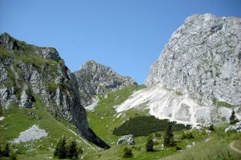 Nochmal einen Blick zurückwerfen: In der Mitte "unsere" Rote Flüh, rechts der Gimpel - vielleicht Ziel fürs nächste Mal? | Foto: Julia Gebauer