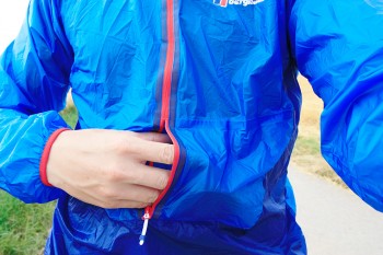 Der einfach bedienbare Frontrei&szlig;verschluss l&auml;sst eine ausgezeichnete Bel&uuml;ftung zu. | Foto: Basti Fiedler