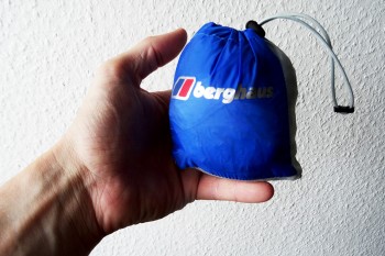 Kleiner geht's kaum: Die Berghaus VL Hyper Smock 2.0 findet in jeder noch so kleinen Tasche Platz. | Foto: Basti Fiedler