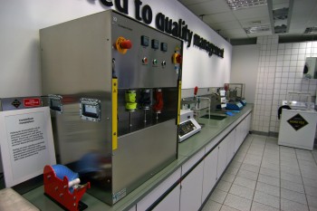 Wie gut ist die Qualität der Laminate? Der Test im Crumpleflexer simuliert die Belastung beim Gehen in den Kniekehlen. Auch danach müssen die Stoffe verlässlich dicht halten. | Foto: Judith Hackinger