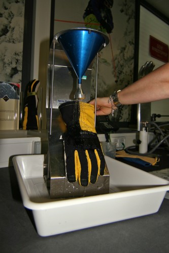 Der Spraytest zeigt, wie gut die DWR-Ausrüstung der Oberstoffe nach dem Fertigungsprozess in Schuss ist. | Foto: Judith Hackinger