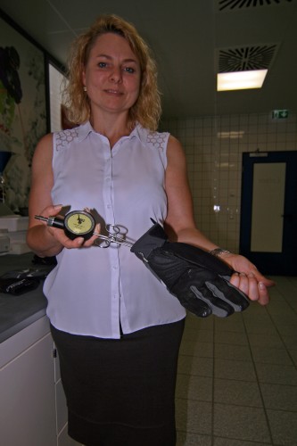 Dass W. L. Gore nicht nur die Funktionalität der eigenen Membran im Blick hat, zeigt der Futterrückhaltetest: Dabei wird geprüft, ob Futter und Fingereinsätze fest mit dem Außenmaterial verbunden sind. Somit erlebt man beim Ausziehen von Gore-Tex-Handschuhen keine böse Überraschung. | Foto. Judith Hackinger