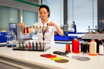 Im Schuhlabor kommen sämtliche in Schuhen verarbeitete Textilien (Bild), Prototypen und Stichproben aus der Serienproduktion auf den Prüfstand. | Foto: W. L. Gore & Associates
