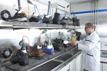 Im "Schwitztest" wird eine Gore-Tex-Socke im Schuh mit Wasser geflutet und erwärmt. Über den Gewichtsverlust zeigt sich, wie viel Feuchtigkeit im Testzeitraum durch den kompletten Schuh entweichen konnte. | Foto: W. L. Gore & Associates