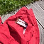 Trocken und praktisch: die Taschen der Marmot PreCip-Regenjacke. | Foto: Christina Bisanz-Sichert