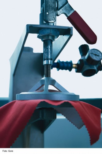 Beim Suter-Test wird die Wasserdichtigkeit der Stoffe geprüft. | Foto: W. L. Gore & Associates